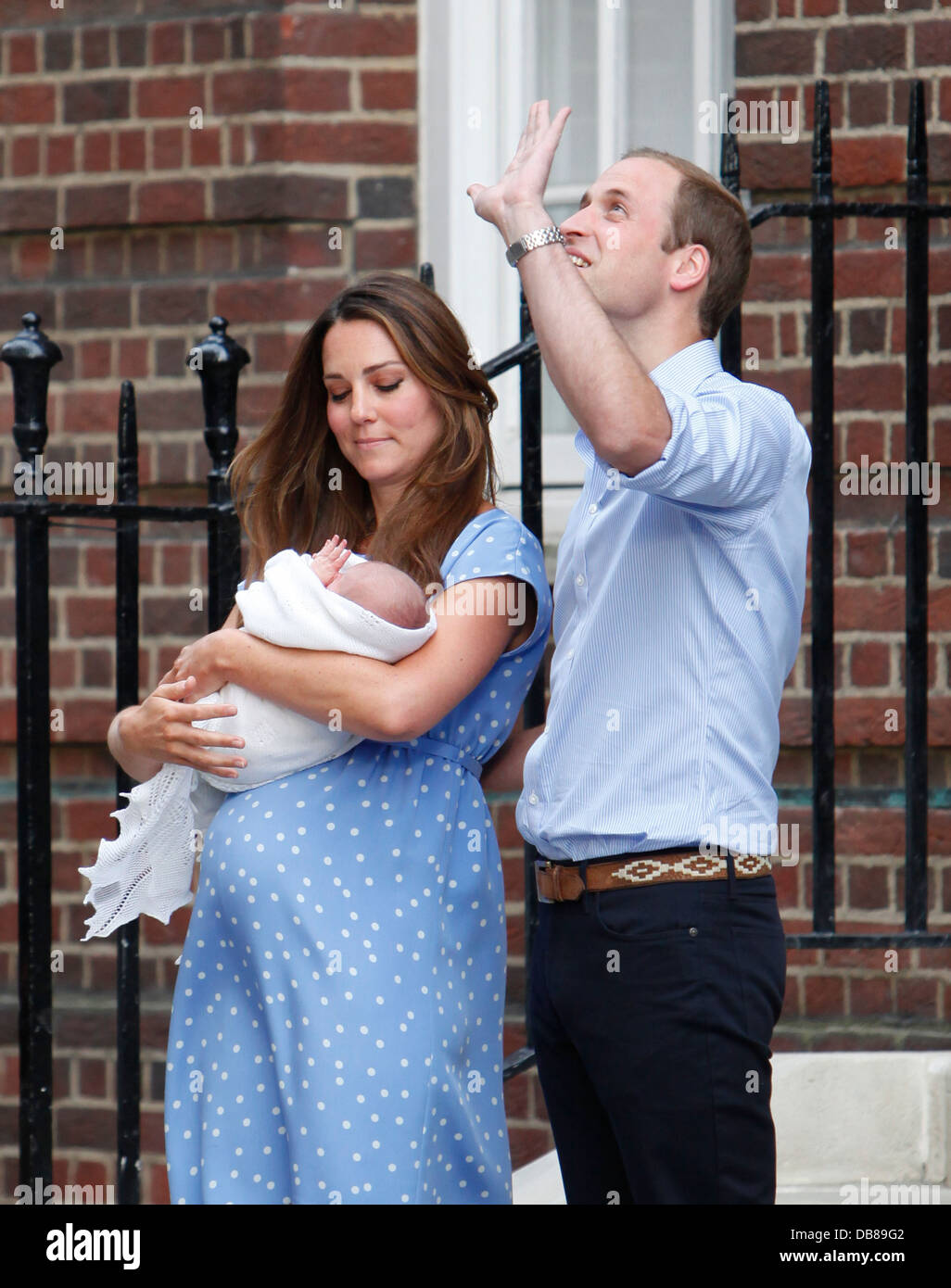 Herzog und Herzogin von Cambridge (Prinz und Prinzessin von wales) verlassen mit ihrem neugeborenen Sohn den Lindo-Flügel des St. Mary's Hospital in London. Stockfoto