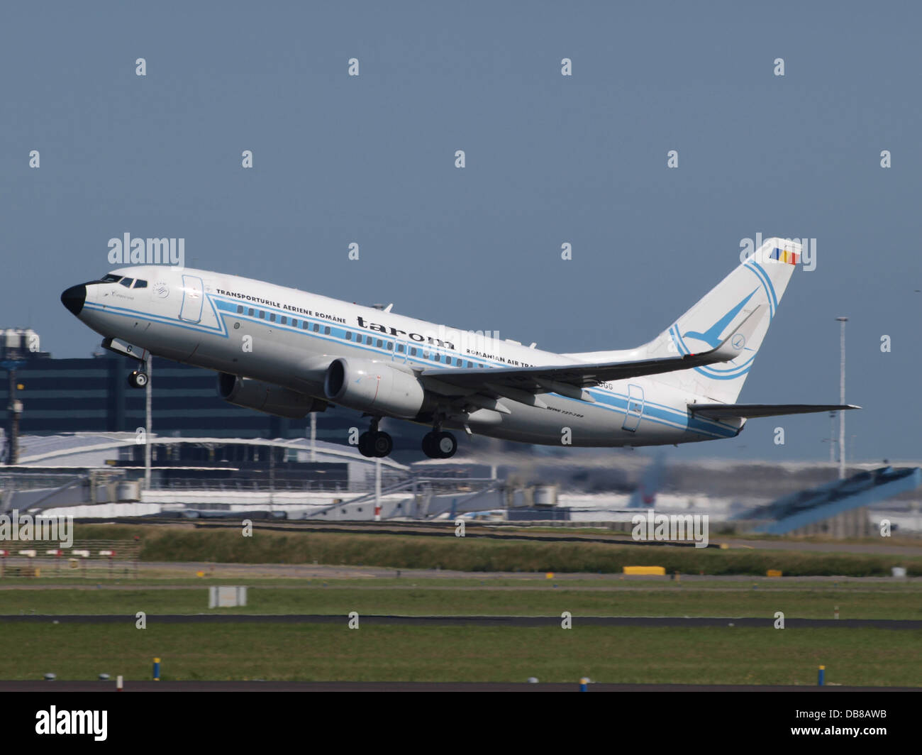 YR-BGG ist eine Boeing 737-78J, die von TAROM betrieben wird und in der Retrojet-Lackierung der Fluggesellschaft lackiert ist. Das Flugzeug ist Teil der Flotte, die verschiedene internationale Strecken bedient und sowohl auf kurz- als auch auf Langstreckenflügen einen zuverlässigen und effizienten Service bietet. Stockfoto