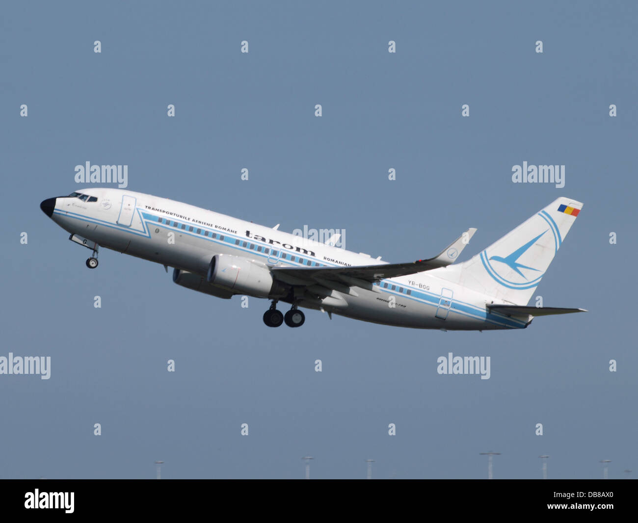 Die TAROM Boeing 737-78J, eingetragen YR-BGG, ist ein Retrojet-Flugzeug für den gewerblichen Flugbetrieb. TAROM ist Rumäniens nationale Fluggesellschaft und diese Boeing 737 verfügt über ein einzigartiges Retro-Design. Das Flugzeug bedient sowohl nationale als auch internationale Strecken und bietet moderne Annehmlichkeiten und effiziente Fluggäste. Stockfoto