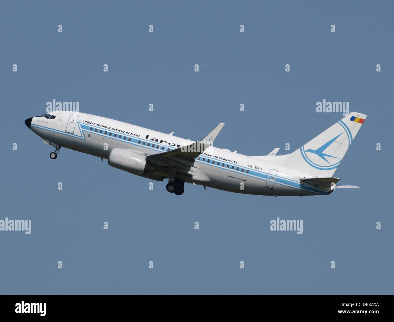 YR-BGG ist eine Boeing B737-78J, die von der rumänischen Fluggesellschaft TAROM betrieben wird. Dieses Flugzeug ist Teil der Flotte von TAROM und verfügt über eine Retro-Lackierung, die das Erbe der Fluggesellschaft zum Ausdruck bringt. Die Boeing 737-78J wurde für kurz- und Mittelstreckenflüge entwickelt und ist bekannt für ihre Kraftstoffeffizienz und ihren Komfort bei Passagierreisen. Stockfoto