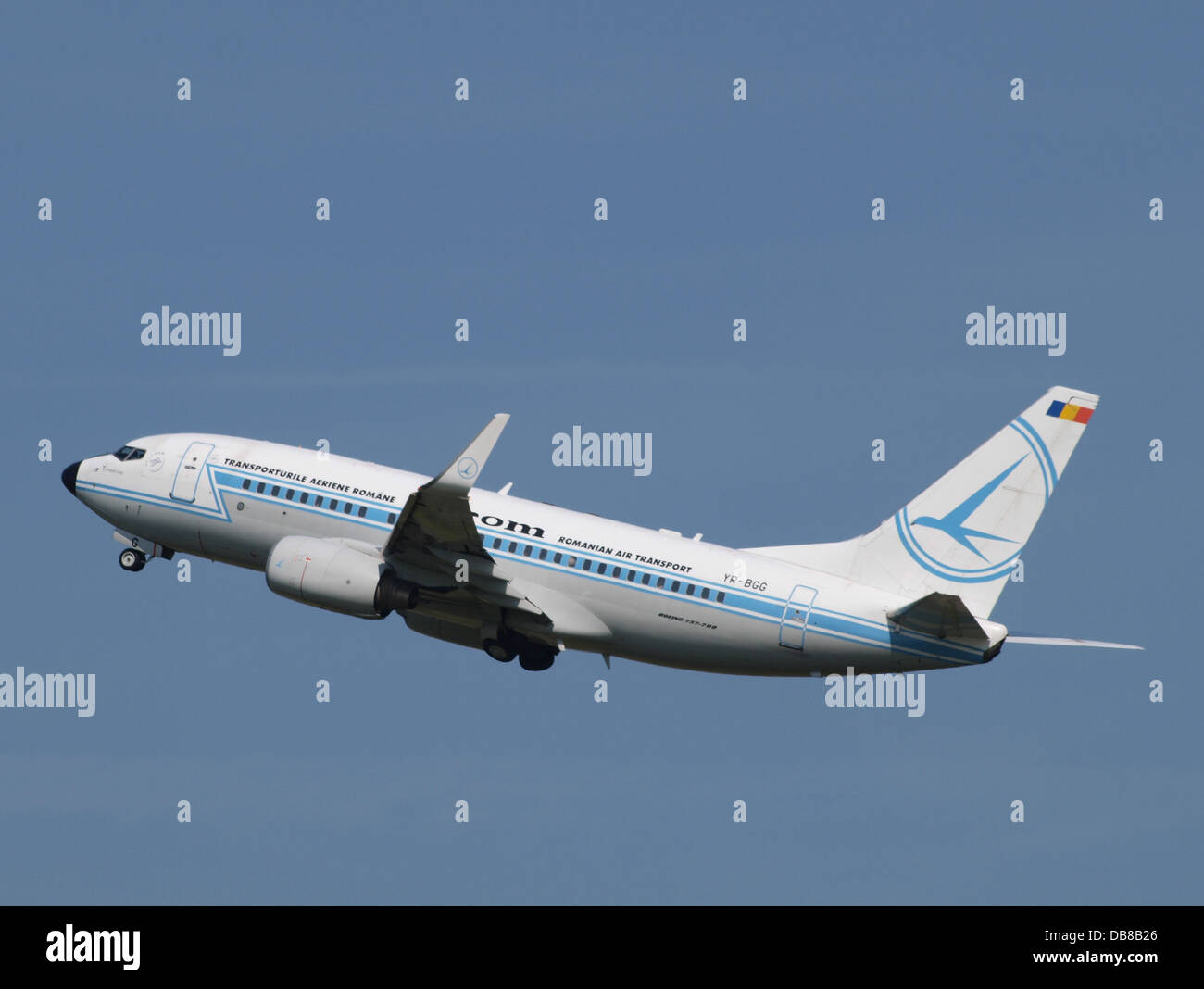YR-BGG ist eine Boeing 737-78J, die von der rumänischen Fluggesellschaft TAROM betrieben wird. Dieses Flugzeug im Retrojet-Design wird für Flüge mit mittlerer Reichweite eingesetzt und bietet Fluggästen zuverlässige Flugreisen. Es wurde am Flughafen Schiphol fotografiert. Stockfoto