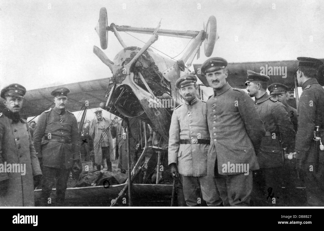 Erster Weltkrieg / 1. Weltkrieg, Luftkrieg, deutsche Soldaten vor abgeschossenen Flugzeugen, um 1917, Zusatz-Rechte-Clearences-nicht vorhanden Stockfoto