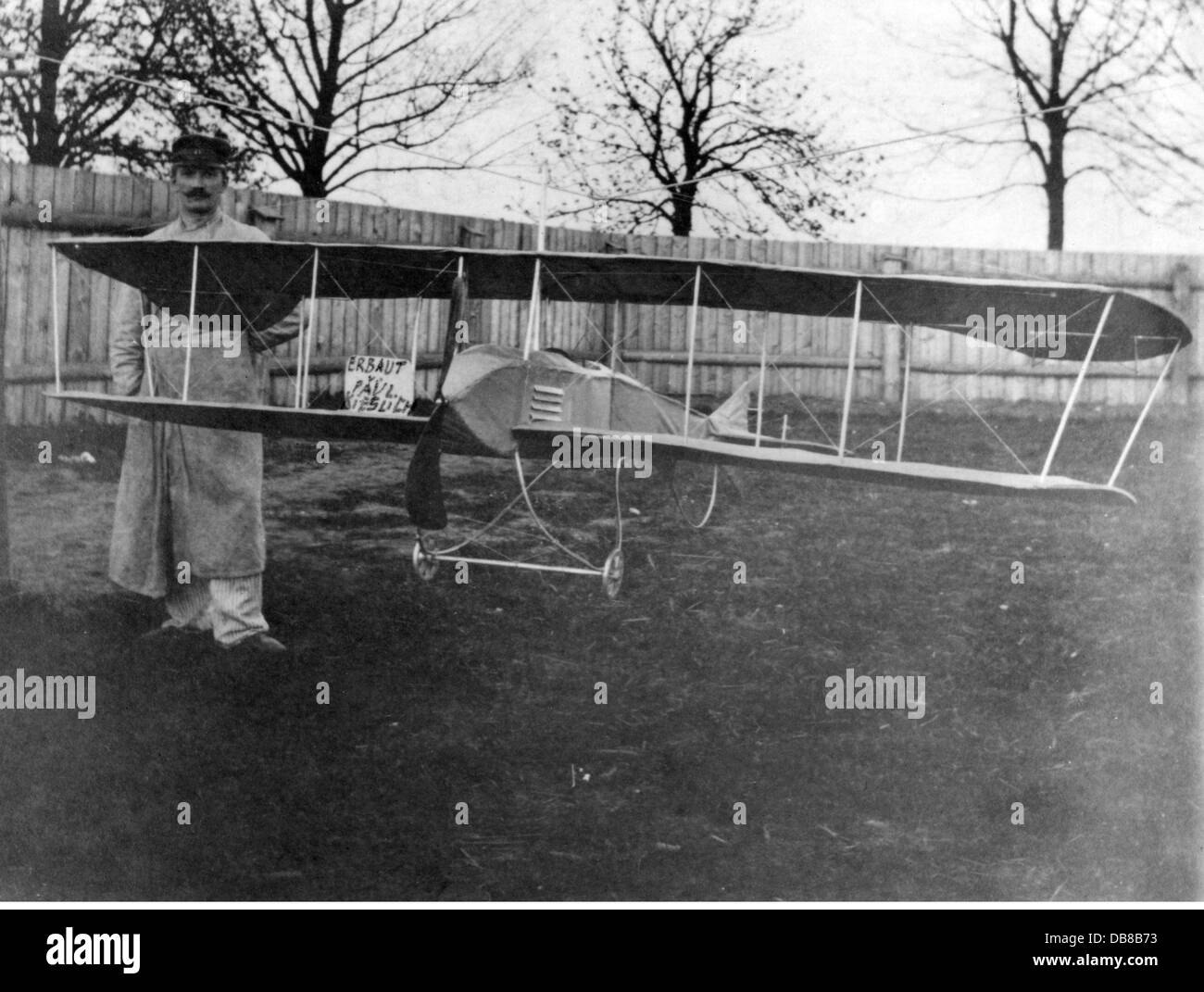 Erster Weltkrieg / 1. Weltkrieg, medizinische Korps-Organisation, deutscher Soldat mit einem Modellflugzeug, gebaut im Militärkrankenhaus, um 1916, Zusatzrechte-Clearences-nicht vorhanden Stockfoto