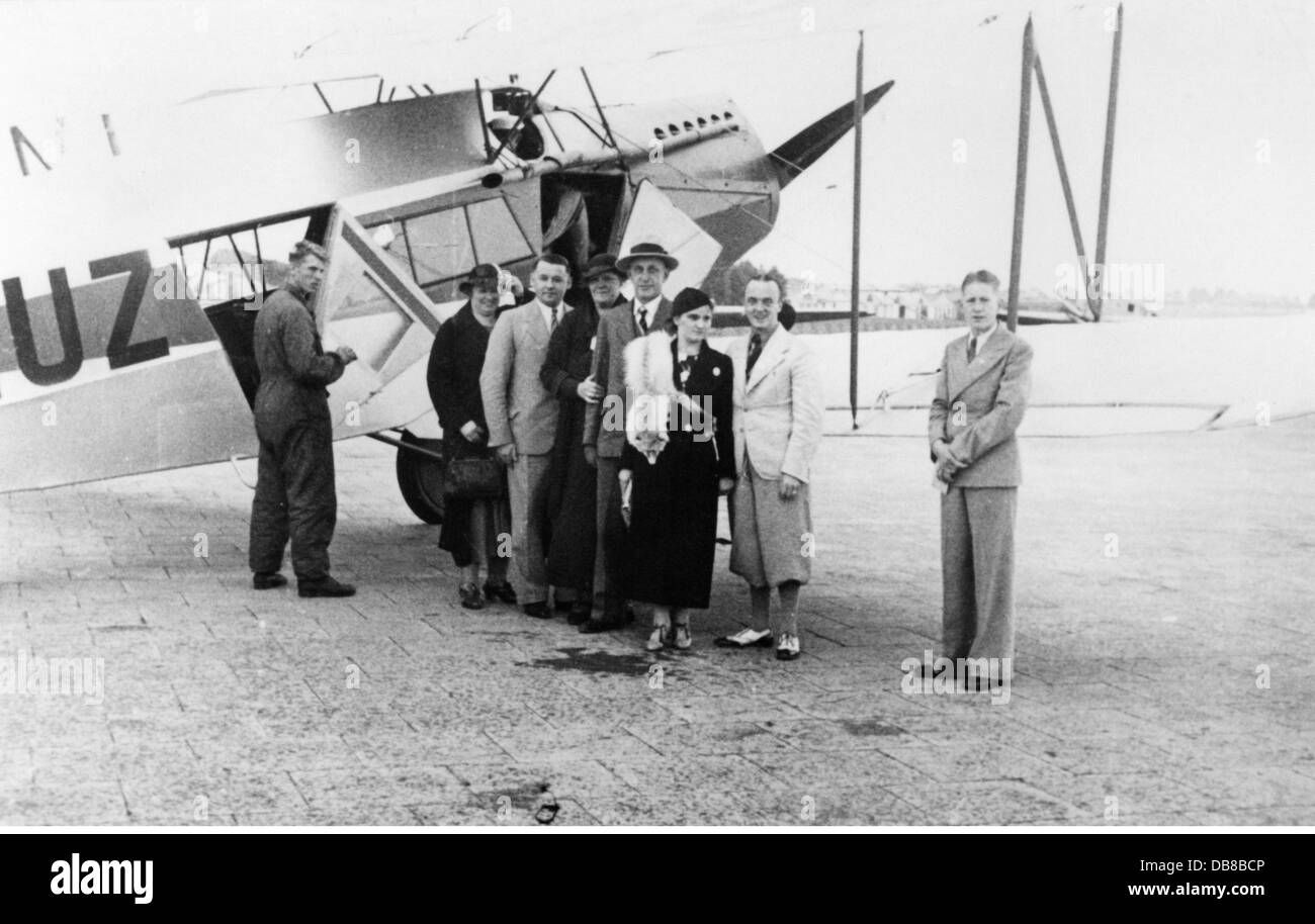 Transport / Transport, Luftfahrt, Passagierflugzeug, Albatros L 72, nach 1937, 20. Jahrhundert, 1930er, 30er, 30er, Deutschland, Luftfahrt, Flugzeug, Flugzeuge, Flugzeuge, Flugzeuge, Flugzeuge, Flugzeuge, Verkehrsflugzeuge, Deutsche Lufthansa, Fluggast, Fluggäste, Passagiere, Passagier, halbe Länge, Bord, Boarding, Posen, Pose, Tourismus, Tourismus, Reisen, Reisen, Reisen, Reisen, Reisen, Reisen mit dem Flugzeug, Reisen mit dem Flugzeug, Flug, Flüge, Transport, Transport, Passagierflugzeuge, Passagierflugzeug, Passagierflugzeug, Verkehrsflugzeug, historisch, historisch, Menschen, 1940er Jahre, zusätzliche Rechte-Clearences-nicht verfügbar Stockfoto