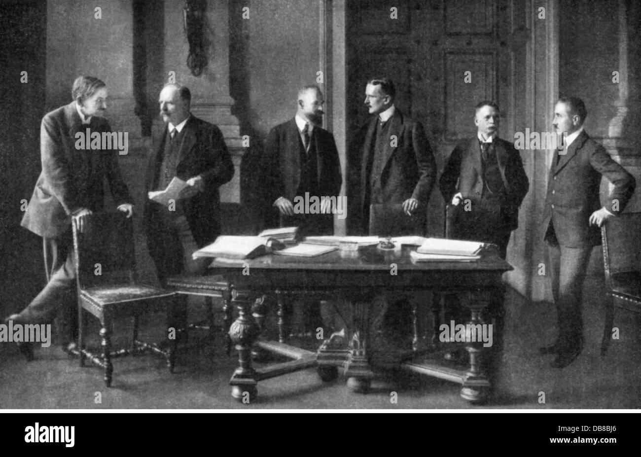 Erster Weltkrieg / 1. Weltkrieg, Kriegsende, Versailler Vertrag, deutsche Delegation vor ihrer Abreise nach Versailles, Gruppenbild, Berlin, 1919, Zusatzrechte-Clearences-nicht vorhanden Stockfoto
