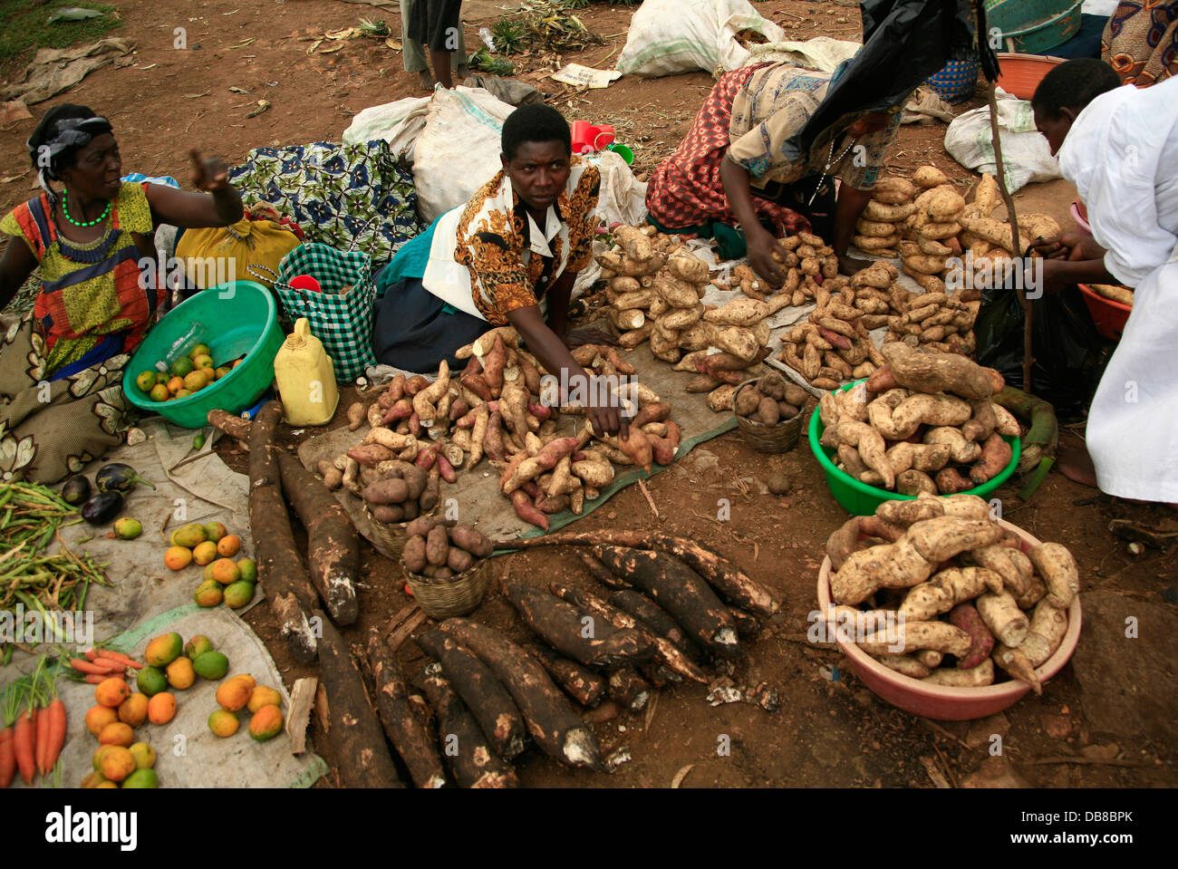 bunten Obst- und Gemüsemarkt im ländlichen Uganda Stockfoto