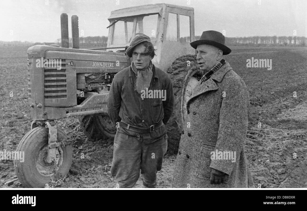 Landwirtschaft, Landwirt, Landbesitzer Thomsen im Gespräch mit Traktorfahrer, Saksköbing, 1950er Jahre, Zusatz-Rechte-Clearences-nicht vorhanden Stockfoto