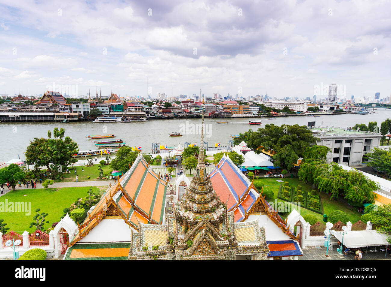 Wat Arun Tempel mit Bangkok Stadt Landschaft als Hintergrund Stockfoto