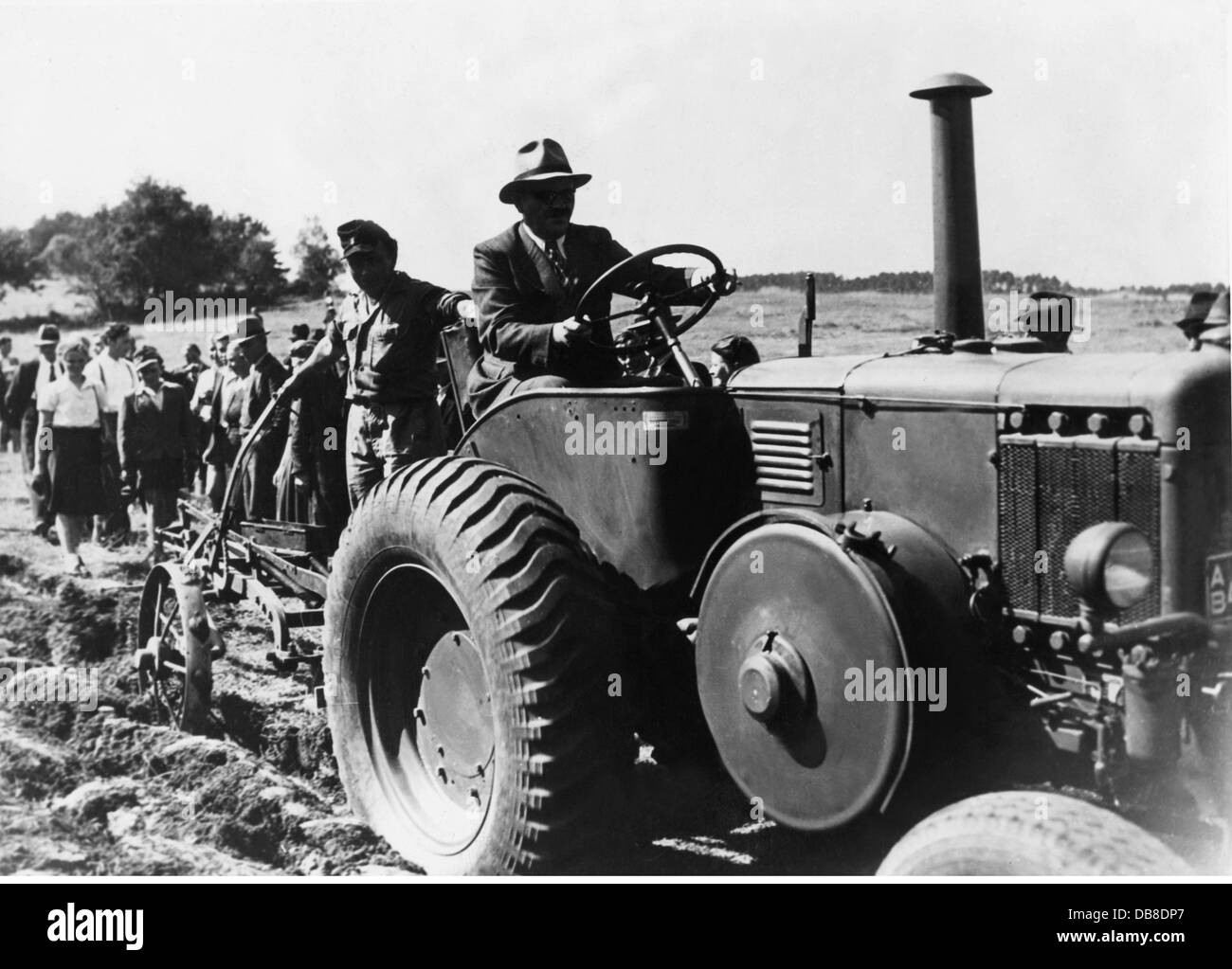 Landwirtschaft Maschinen Traktor mit Pflug im Test Fahrt der 1950er