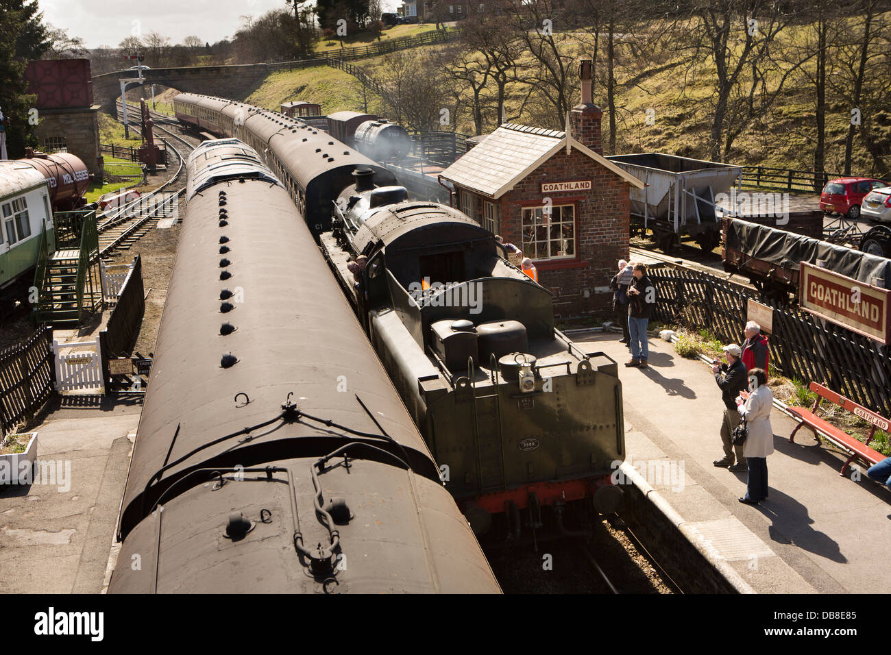 Großbritannien, England, Yorkshire, Goathland, Zug Ankunft an North Yorkshire Moors Railway station Stockfoto