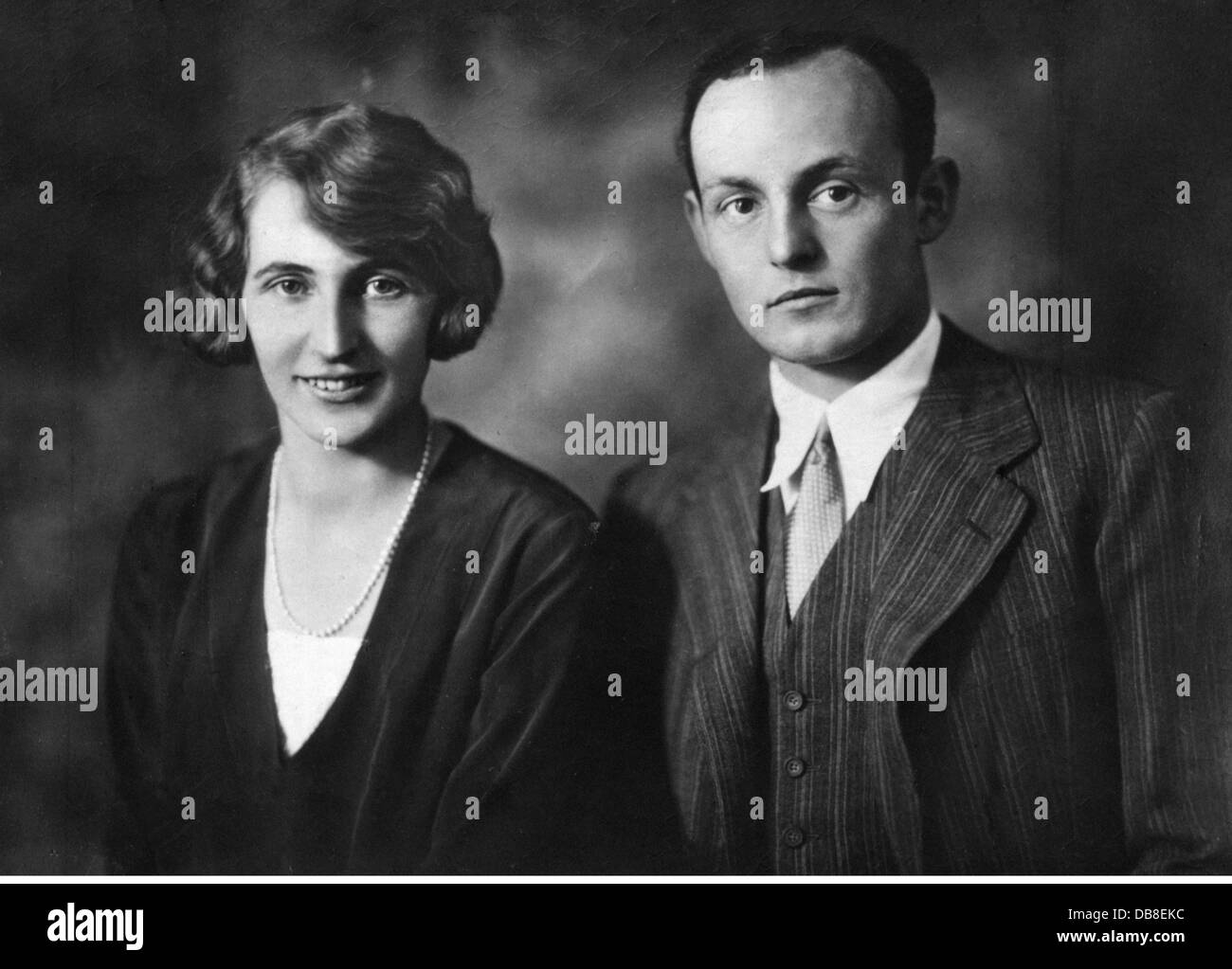 Albrecht, 3.5.1905 8.7.1996, Herzog von Bayern, halbe Länge, mit Frau