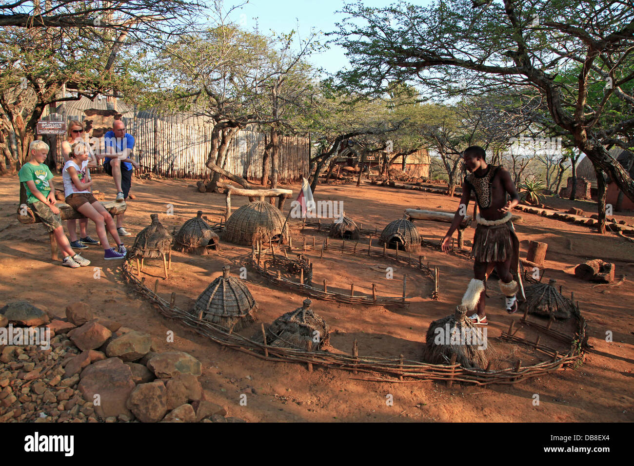 Zulu Mann zeigt Touristen das Layout von einem traditionellen Zulu Umuzi Dorf, Shakaland, KwaZulu-Natal Stockfoto