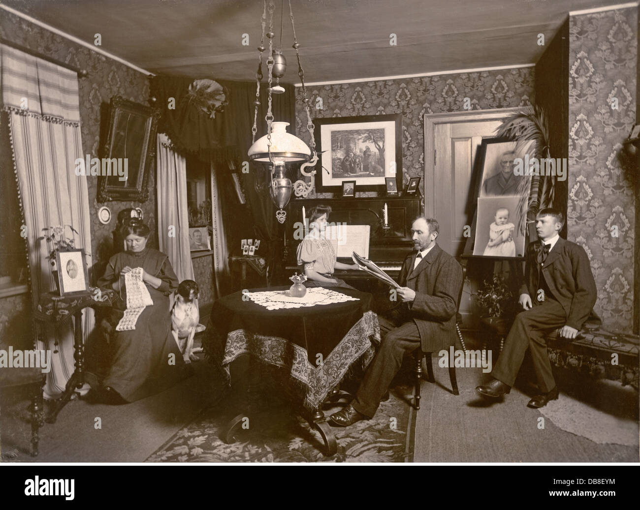 Personen, Familie, Familienabend zu Hause, Oberschicht-Familie, gemeinsam im Wohnzimmer sitzen, Deutschland, um 1909, Zusatzrechte-Clearenzen-nicht vorhanden Stockfoto