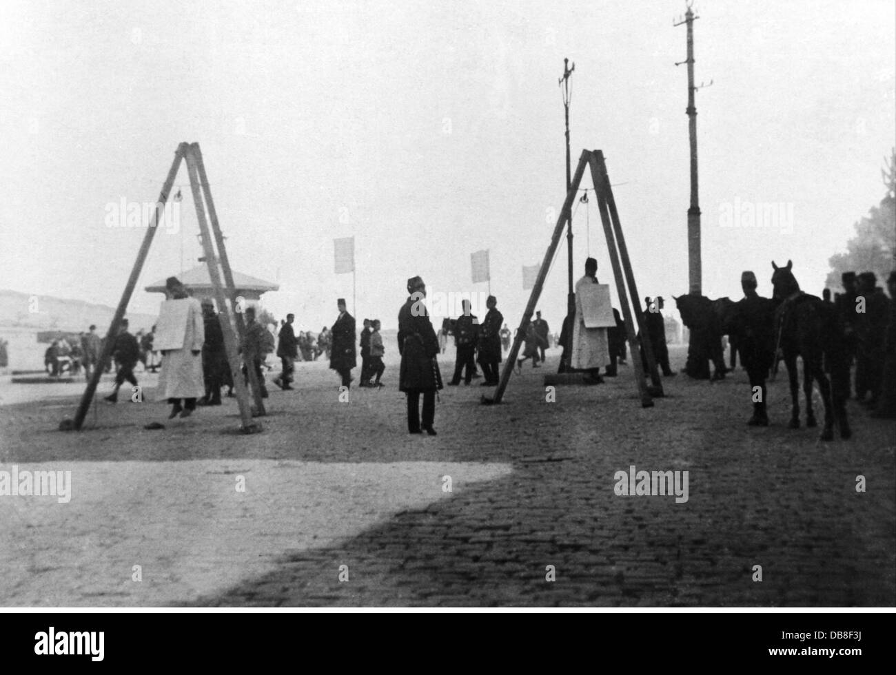 Justiz Strafanstalt Hangen Hinrichtung Im Osmanischen Reich Die Leichen Der Verurteilten Hangen Mit Zeichen An Ihren Hals Anfang Des 20 Jahrhunderts Menschen Todesstrafe Tot Tod Strafe Strafen Polizei Hinrichtung Hinrichtungen