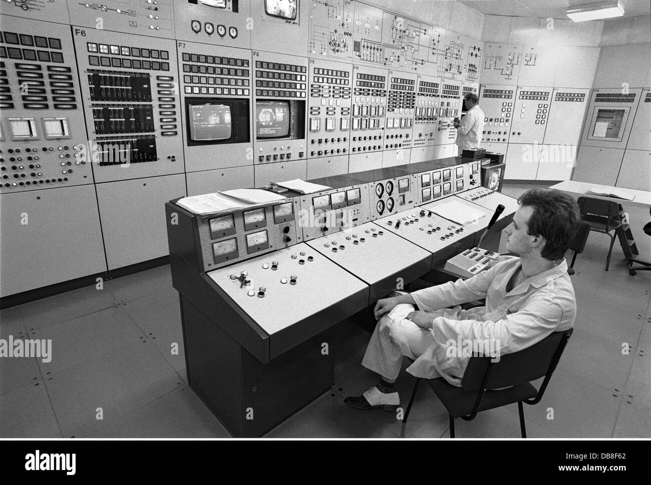 Energie, Kernenergie, Nervenzentrum des Forschungsreaktors vom Typ WWR-S, im Kernforschungszentrum, betrieben vom Zentralinstitut für Kernphysik, in Betrieb seit 1957, russischer Bauart, Leistung 10 MW, abgeschaltet im Juni 1991, Rossendorf bei Dresden, Ostdeutschland, 30.5.1990, Zusatz-Rechteklärung-nicht vorhanden Stockfoto