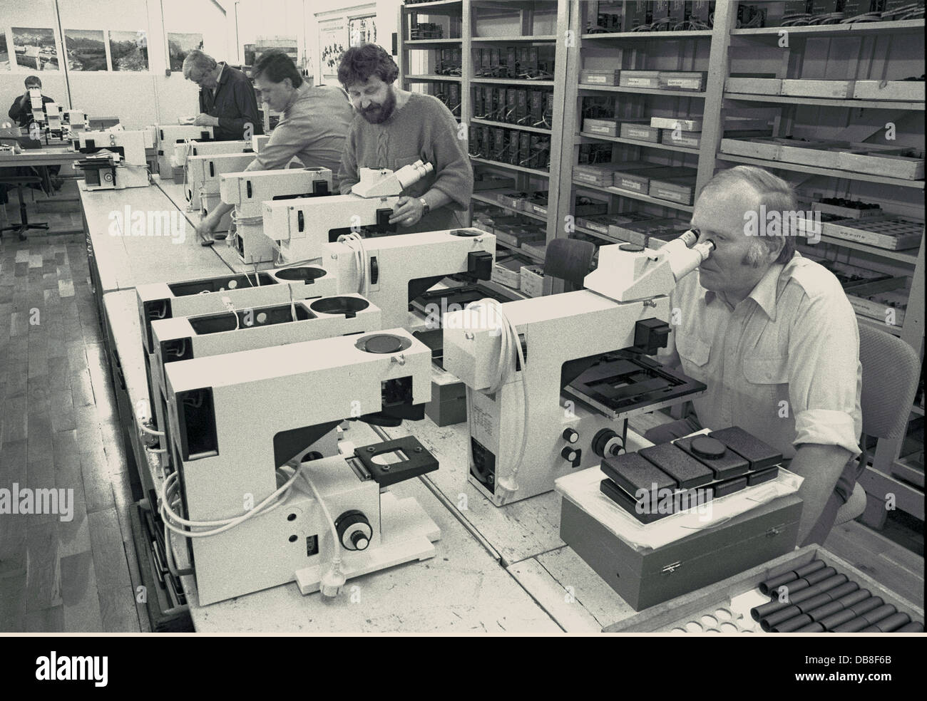 Industrie,VEB Carl Zeiss Jena,Werk für wissenschaftliche Apparatebau,Endkalibrierung des JENATECH Mikroskops,Jena,Ostdeutschland,28.3.1990,Arbeitsplatz,Arbeitsplatz,Arbeitsplatz,Arbeitsplatz,Arbeitsplätze,Arbeitsplätze,Arbeitsorte,Arbeitsplätze,Arbeitsplätze,Arbeitsplätze,Arbeitsplatz,Arbeitsplatz,Arbeitsplatz,Arbeiter,Arbeiter,Arbeiten,Endkontrolle,Endkontrolle,Ostdeutsche Wirtschaft,Unternehmen,Unternehmen,Drehpunkte,Drehpunkt,Produktionsanlage,Anlagen,Anlagen,Anlagen-Gießerei,9090 Stockfoto