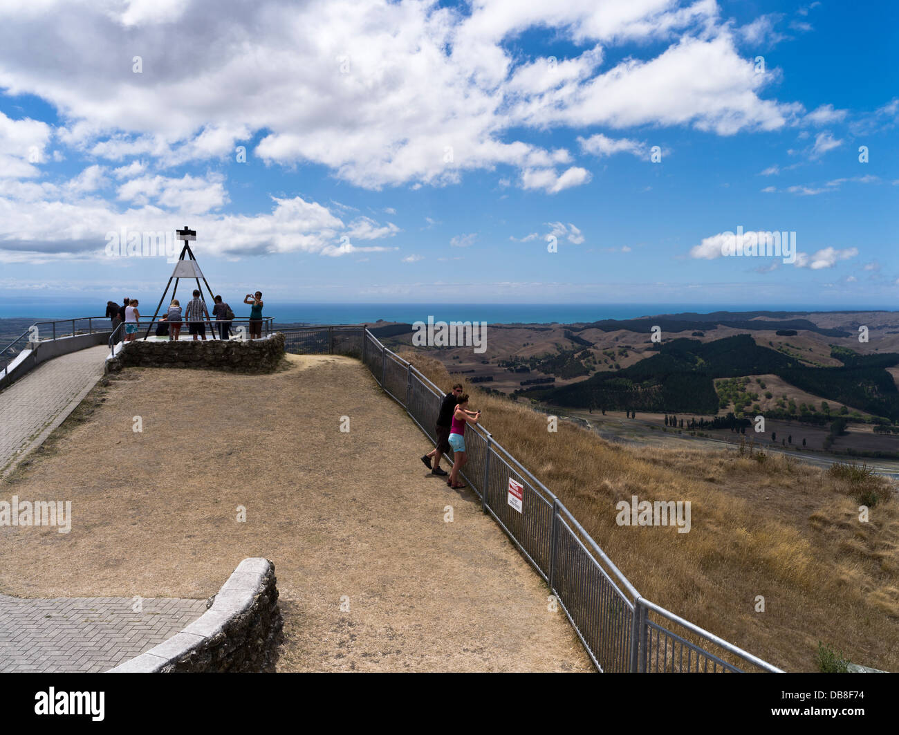 dh Te mata Peak havelock North HAWKES BAY NEUSEELAND Menschen am Aussichtspunkt über Blick trockene Sommerlandschaft Stockfoto