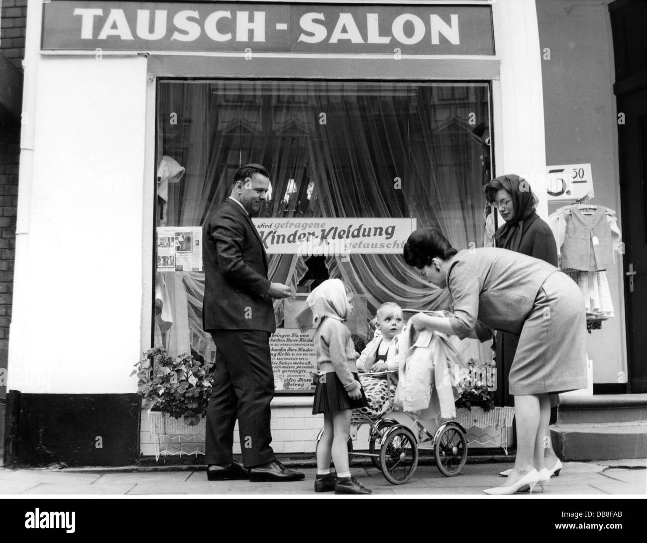 Personen, Familie, Vater und Mutter, Sohn, Tochter, Familie vor dem Laden zum Tausch von Kinderkleidung, Hamburg, 1965, Zusatzrechte-Clearences-nicht vorhanden Stockfoto