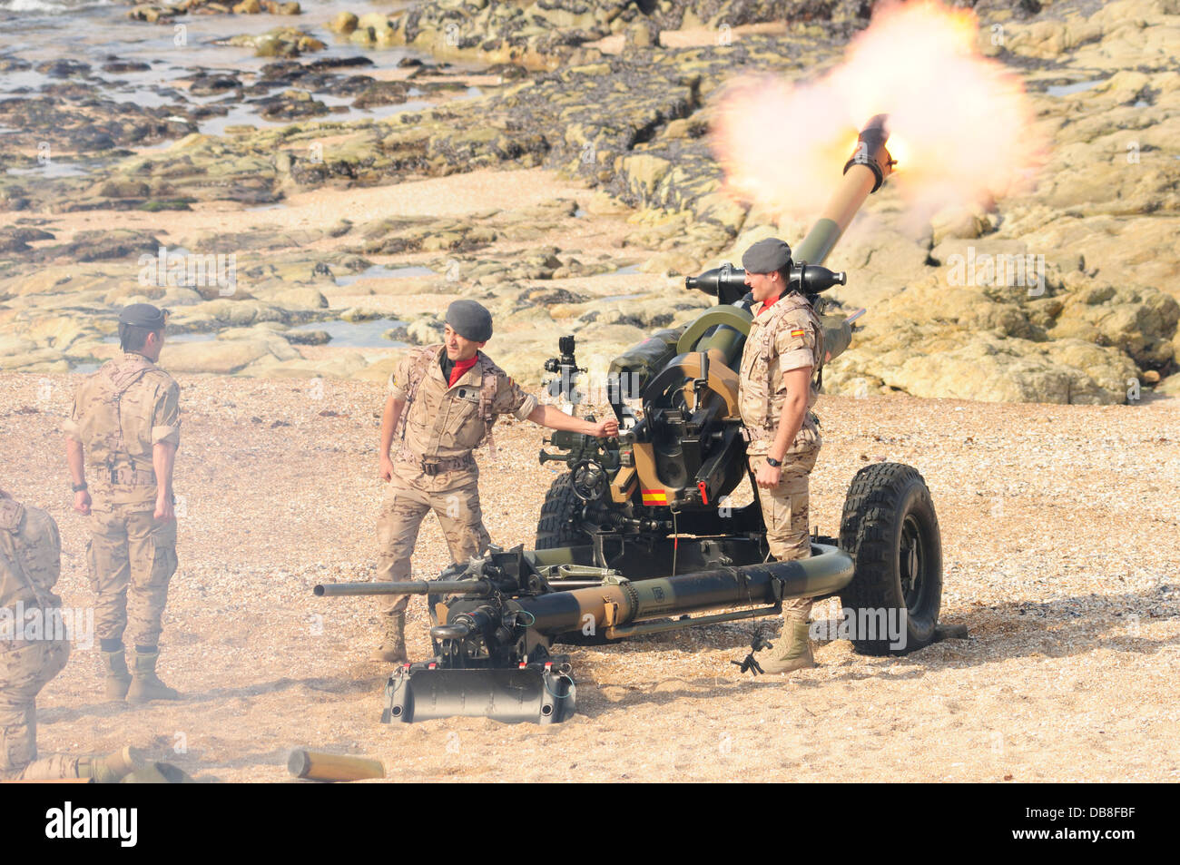 Spanische Artillerie Soldaten während einer Salve der Schüsse Stockfoto