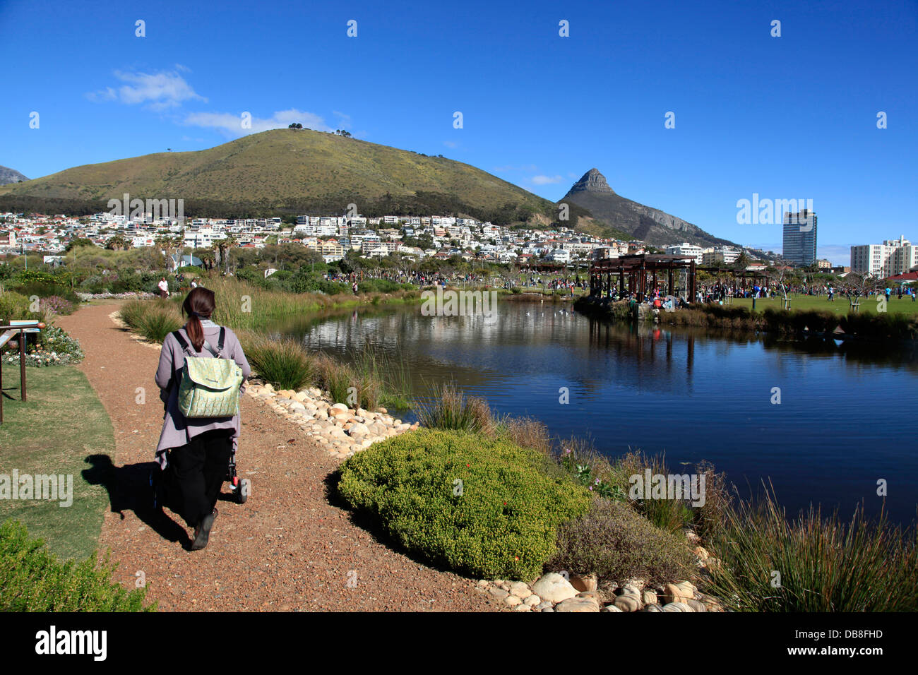 Mutter schieben Kinderwagen in Green Point Urban Park, Kapstadt Stockfoto