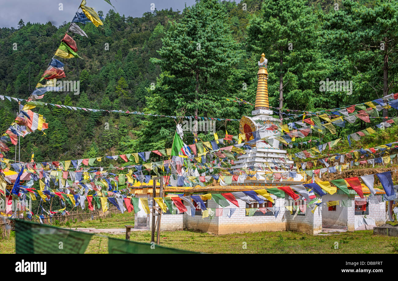 Eine buddhistische Gedenkstätte mit bündig mit Gebetsfahnen in der Nähe von Dirang, westlichen Arunachal Pradesh, Indien. Stockfoto