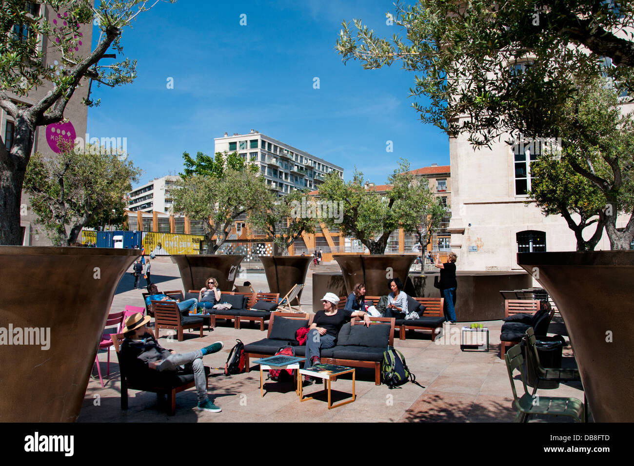Place Jules Verne Marseille bar Kneipe Café draußen Terasse Stadt Zentrum Frankreich Französisch Stockfoto