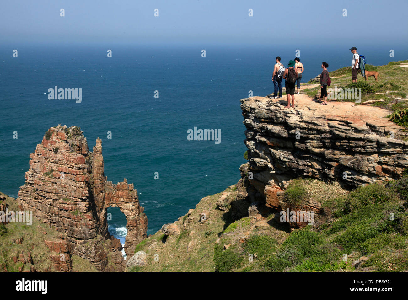 Wanderer schauen Cathedral Rock in der Nähe von Mbotyi auf die wilde Küste, Transkei Stockfoto
