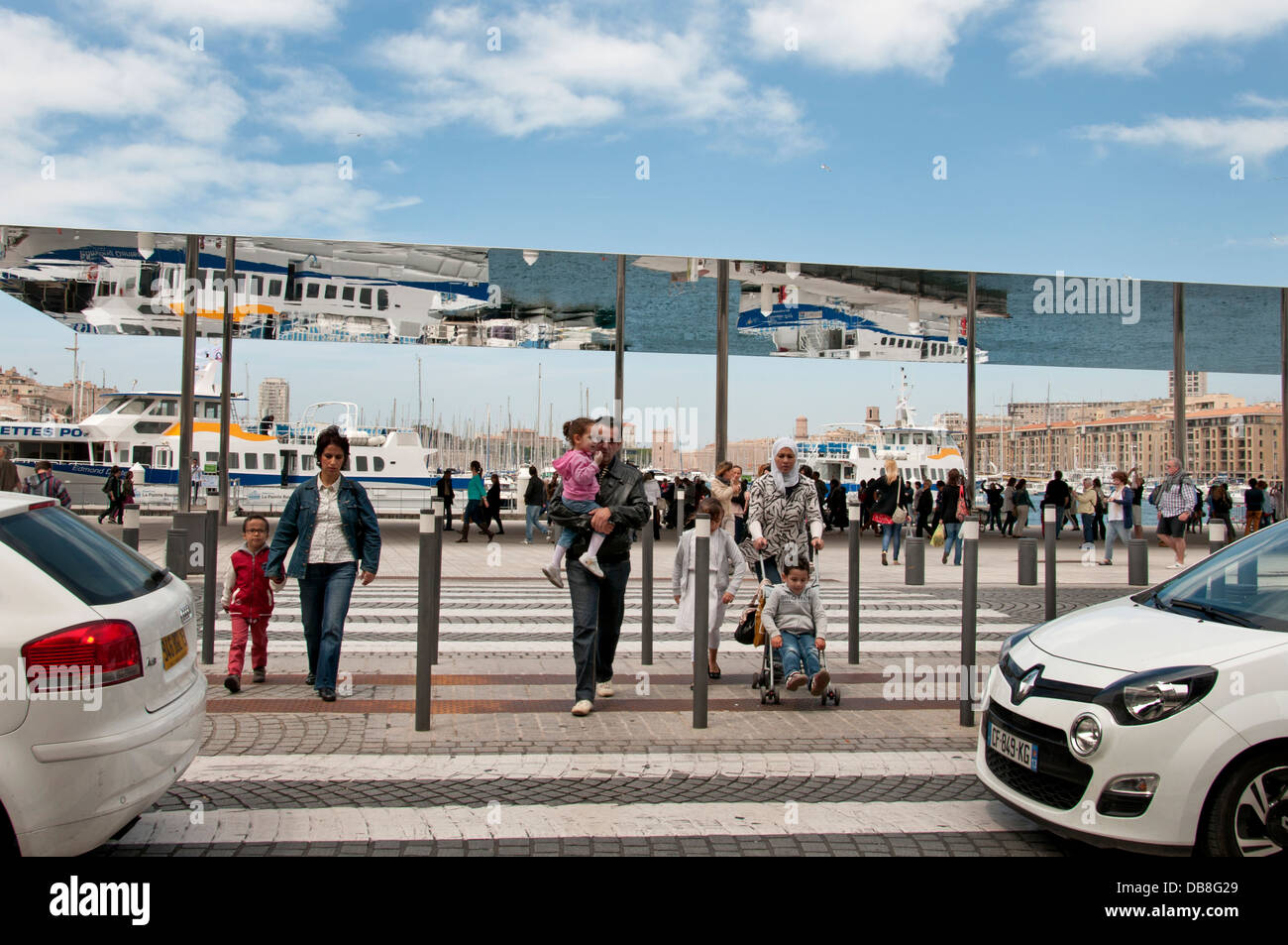 Reflexionen in Norman Foster Baldachin am Quai des Belges Altstadt Vieux Port Marseille Frankreich Stockfoto