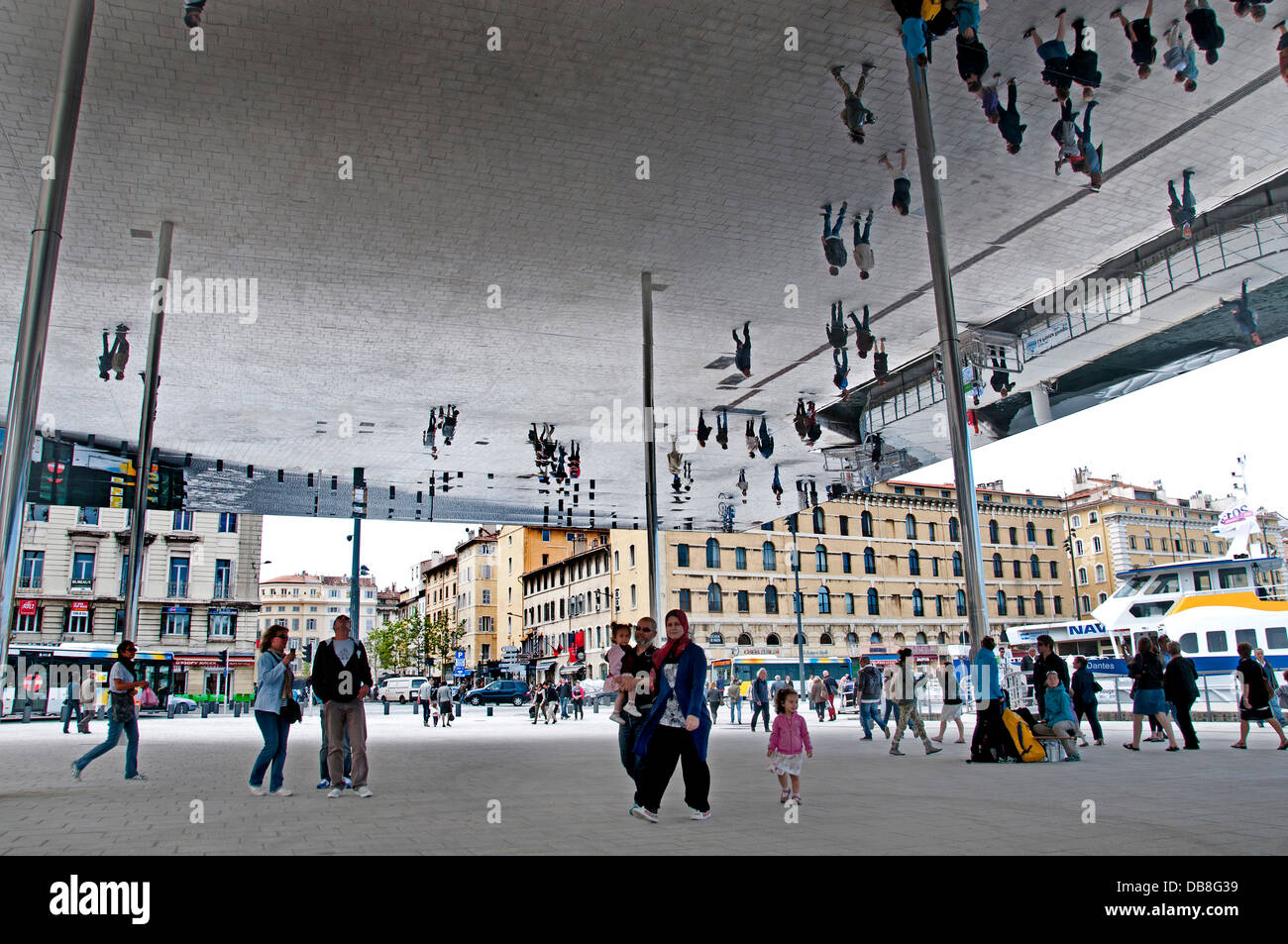 Reflexionen in Norman Foster Baldachin am Quai des Belges Altstadt Vieux Port Marseille Frankreich Stockfoto