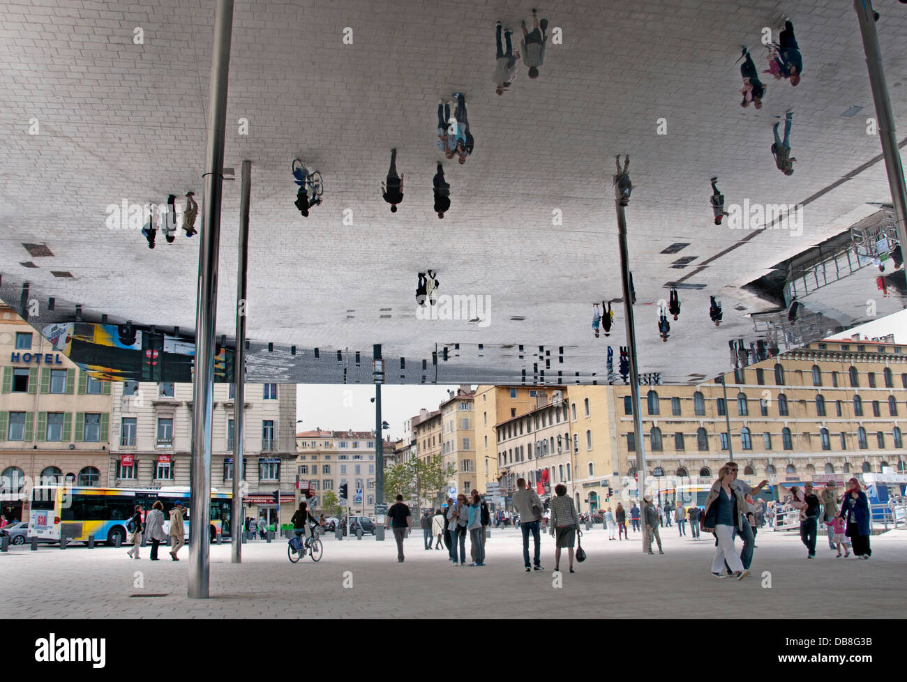 Reflexionen in Norman Foster Baldachin am Quai des Belges Altstadt Vieux Port Marseille Frankreich Stockfoto