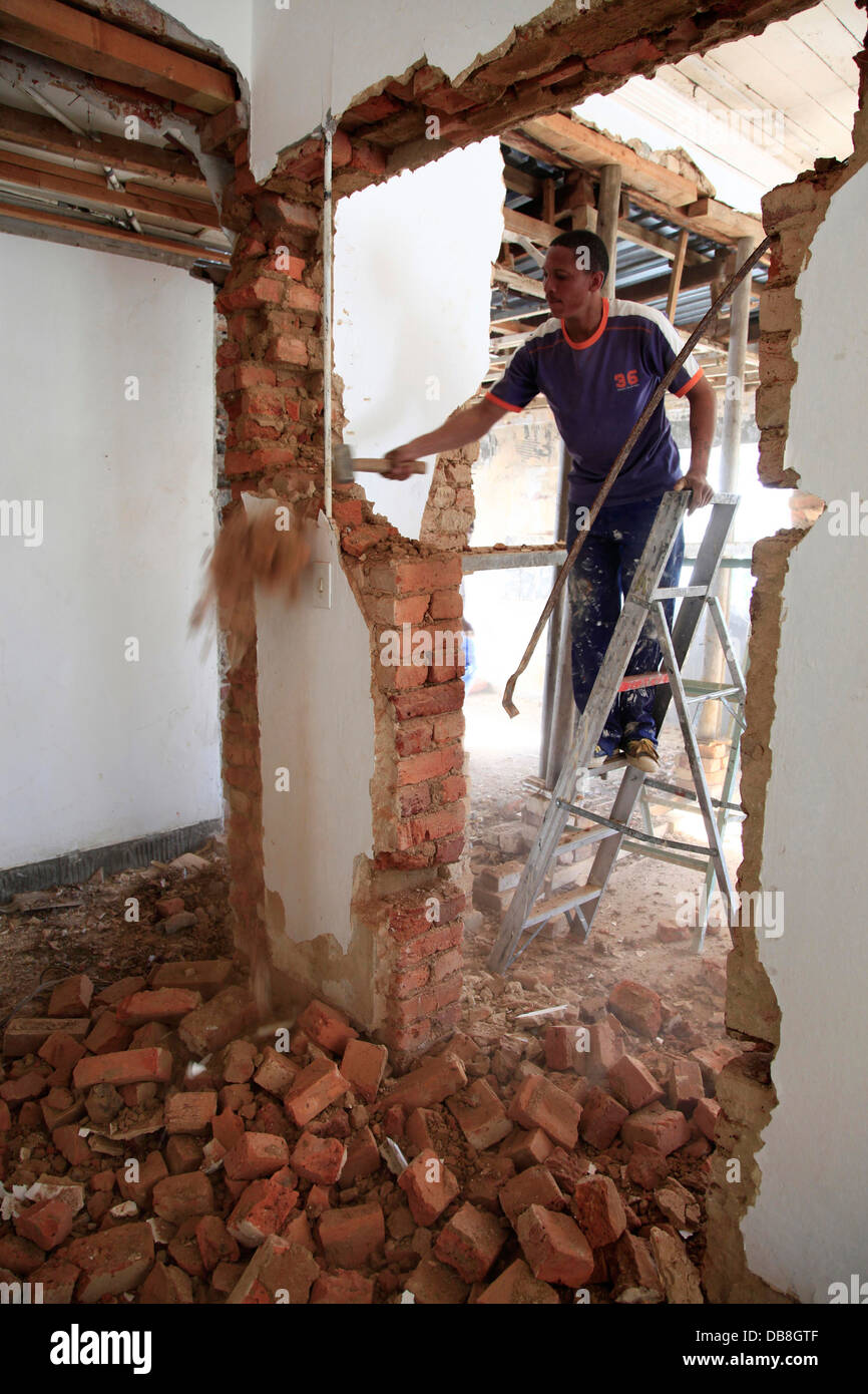 Renovierung am Haus, Arbeiter vor Ort mit Mauern abgerissen Stockfoto