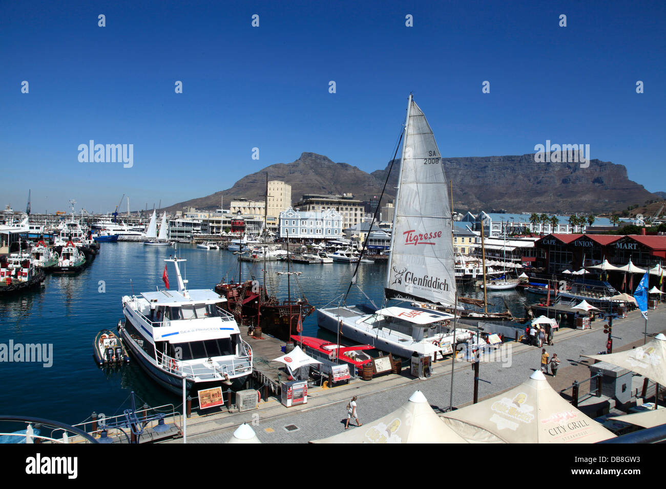 Tafelberg und Schiffe im Victoria and Alfred Waterfront, V & A Waterfront, Cape Town Stockfoto