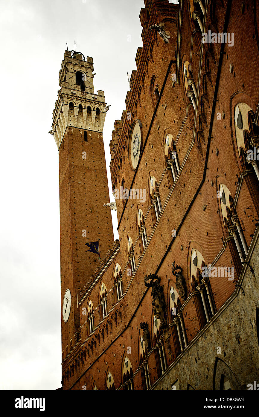Italien, Siena, Piazza del Campo. Detail des Torre del Mangia Stockfoto