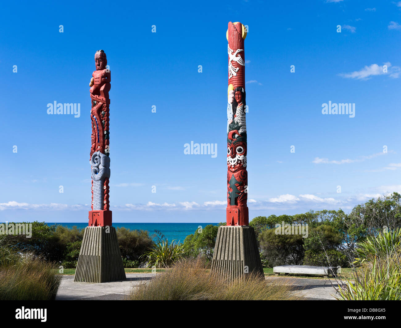 Dh Waiotahi Beach Bay of Plenty NEUSEELAND Maori aus Holz geschnitzten Pfosten in der Nähe von Opotiki carving Kunst Skulptur Kultur Stockfoto