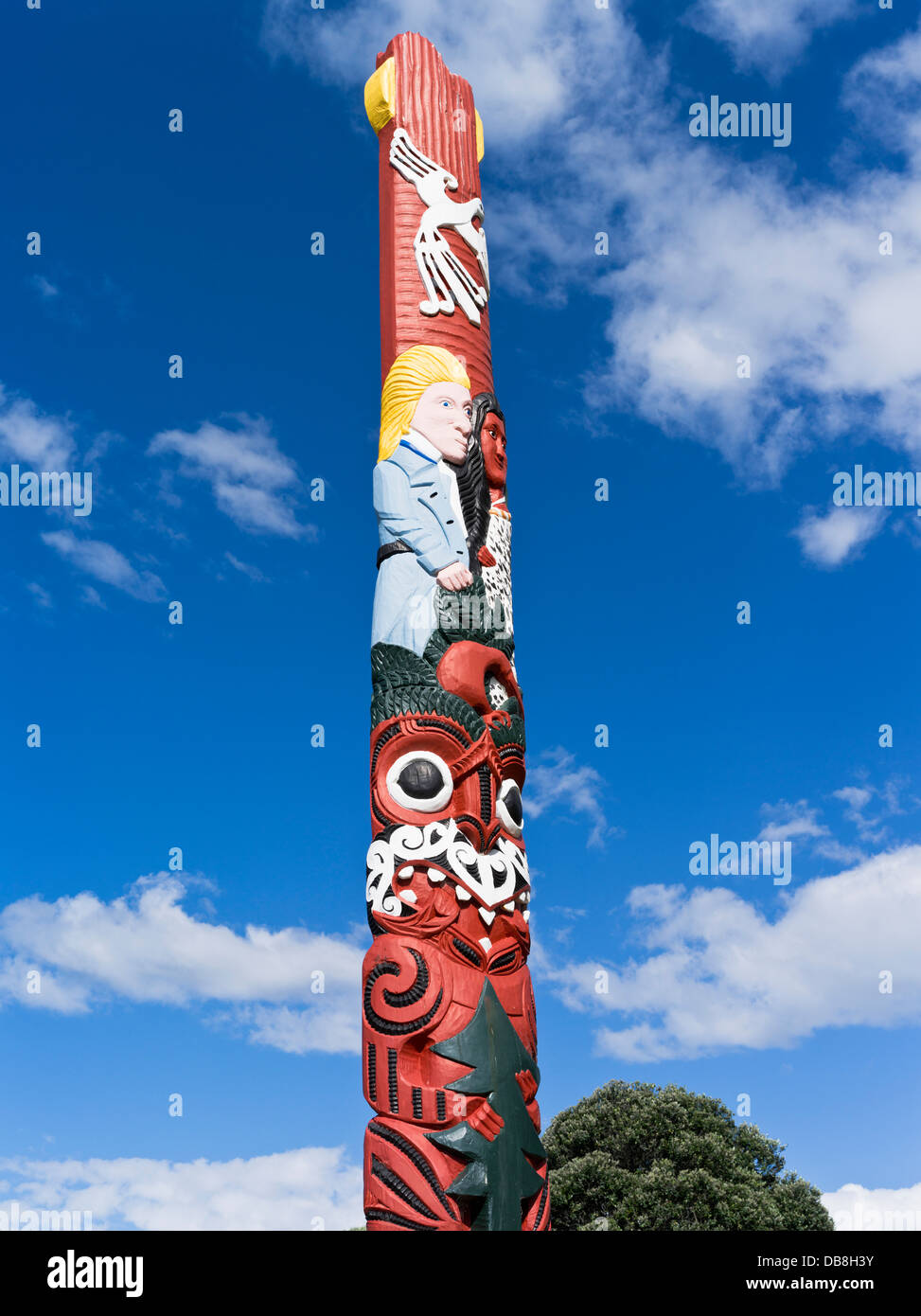 dh Waiotahi Strand Bucht von viel Neuseeland Maori geschnitzten Holzpfahl nahe Opotiki Kultur Schnitzerei Schnitzereien Kunstwerk Stockfoto
