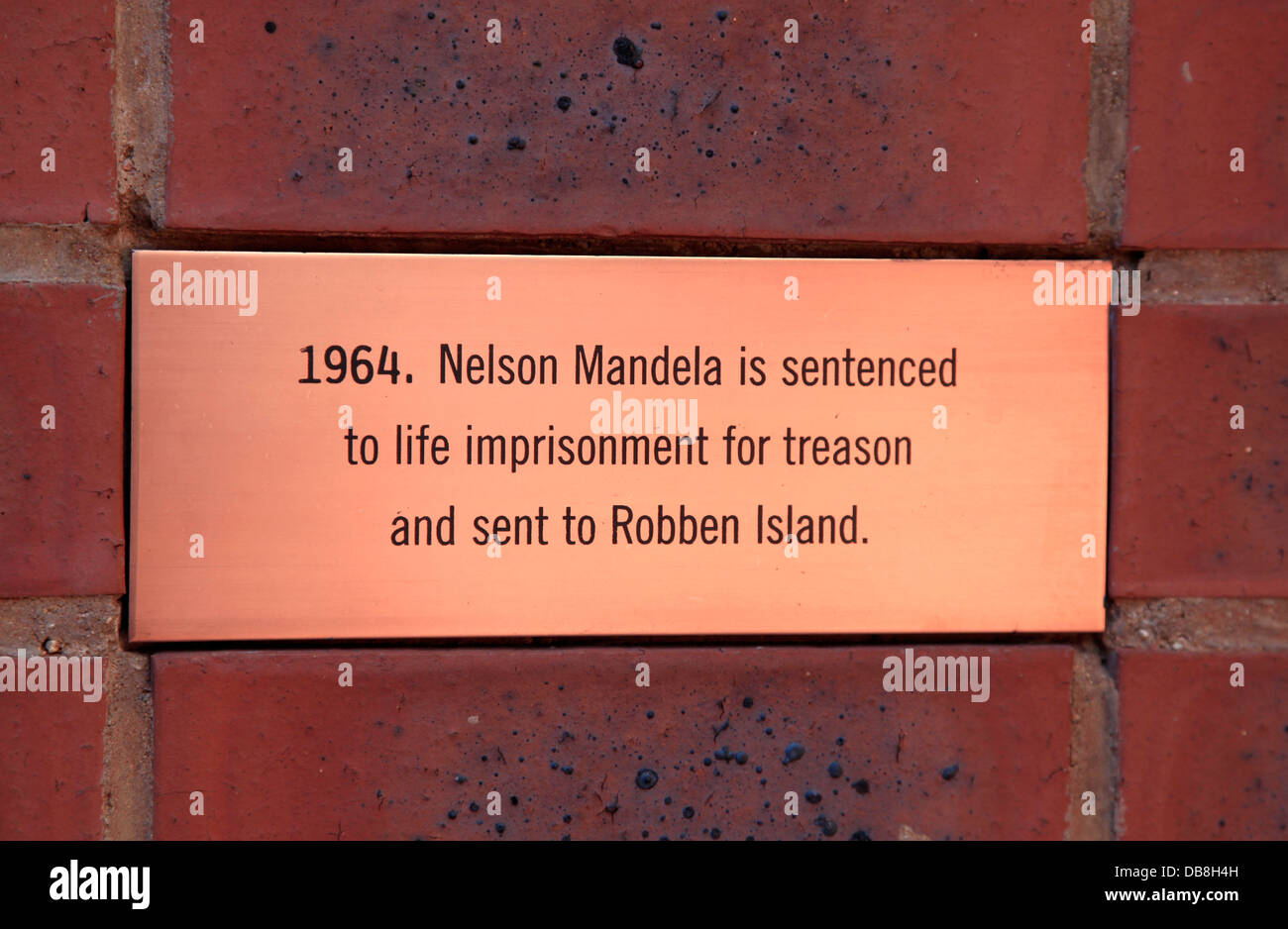 Plaque, die besagt, als Nelson Mandela zum Leben im Gefängnis an Wand in Mandela Haus Vilakazi Street Soweto Johannesburg verurteilt wurde Stockfoto