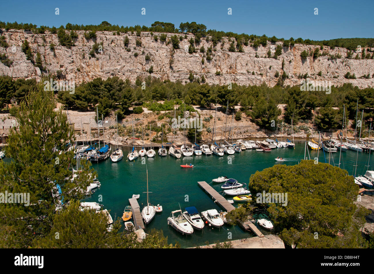 Provence Calanques in der Nähe von Cassis Französisch Riviera Frankreich Boot Hafen Hafen Sea Stockfoto