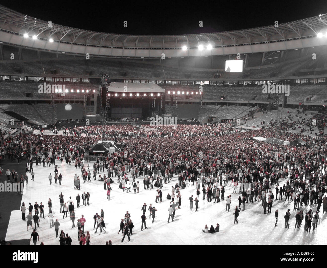 Massen bei einem Rockkonzert im Cape Town Stadium in Kapstadt Stockfoto