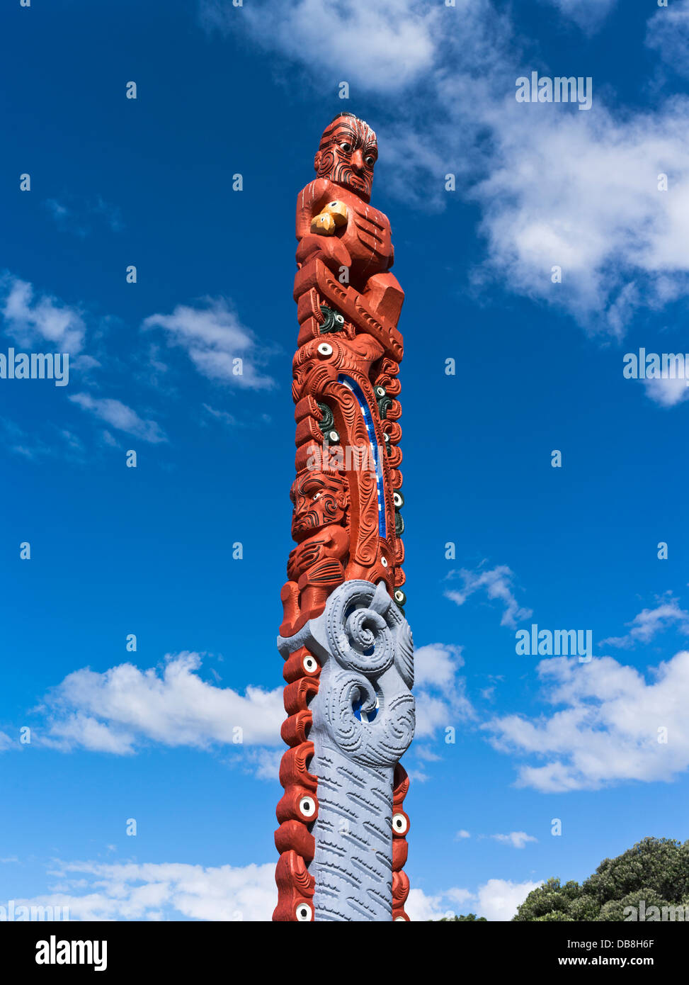 dh Waiotahi Beach BAY OF PLENTY NEUSEELAND Maori geschnitzt Holzmast in der Nähe von Opotiki Schnitzereien Heritage Holz Nordinsel Schnitzereien Skulptur Stockfoto