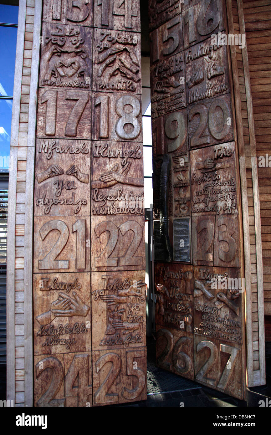 geschnitzte hölzerne Tür am Eingang zum Verfassungsgericht am Constitution Hill in Johannesburg Stockfoto