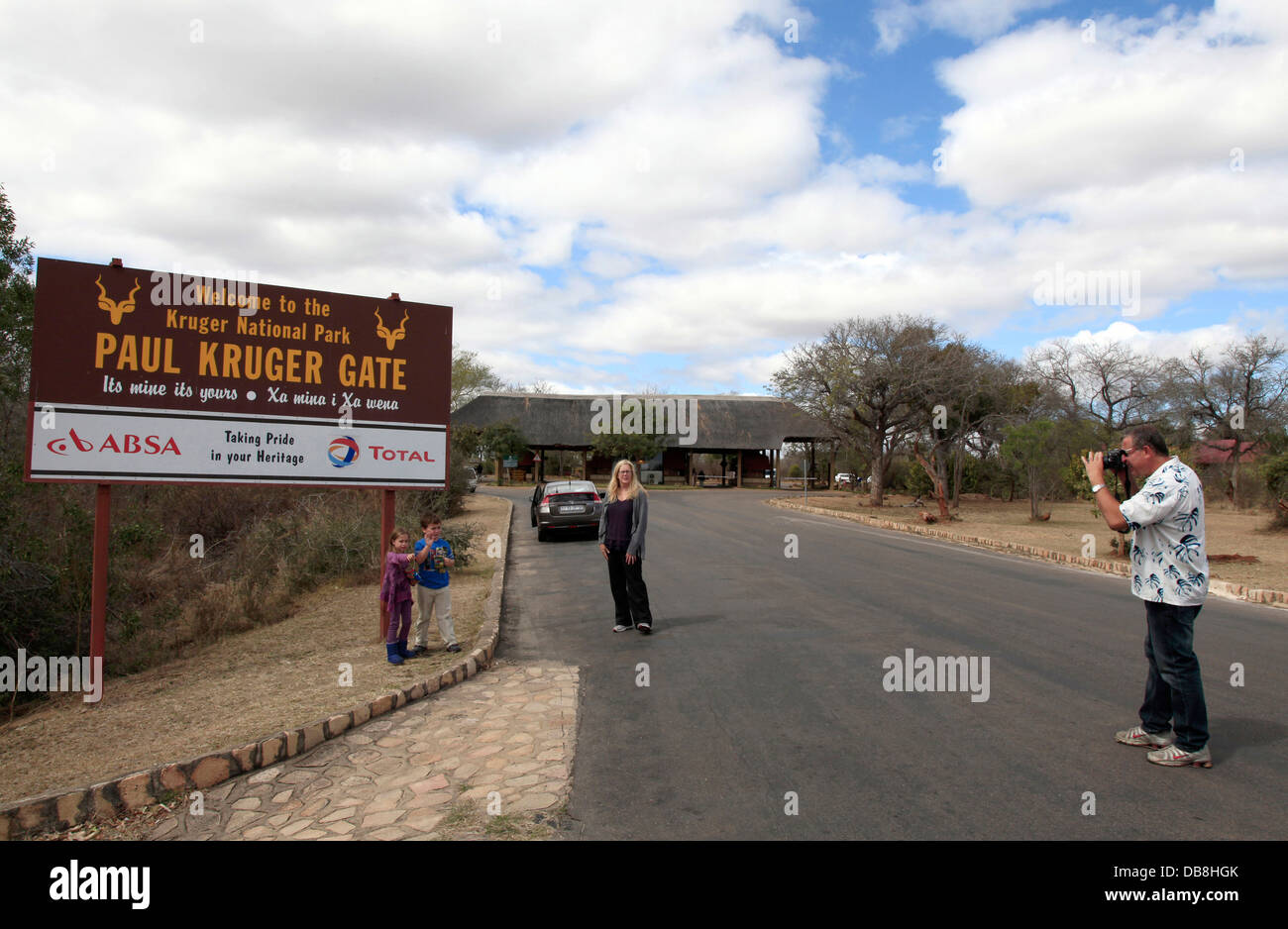 Touristen an Paul Kruger Gate im Krüger Nationalpark, Südafrika Stockfoto