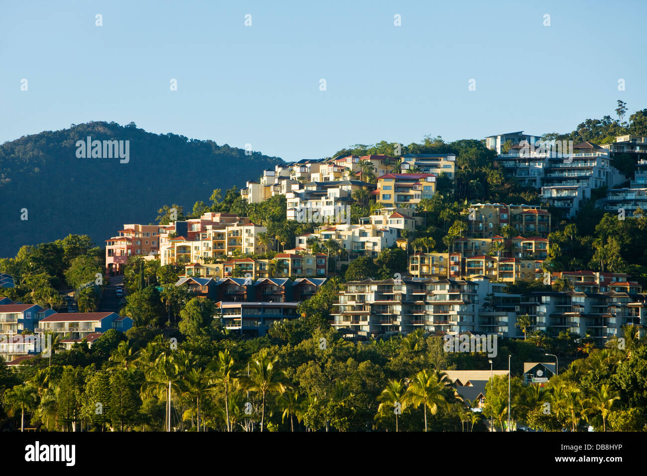 Hillside Apartments mit Blick auf Airlie Beach, Whitsundays, Queensland, Australien Stockfoto