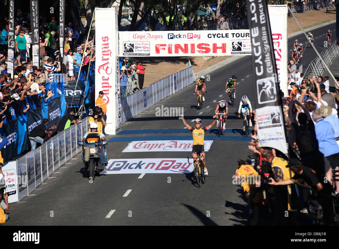 der Sieger überquert die Ziellinie an der Cape Argus Cycle Tour in Kapstadt Stockfoto