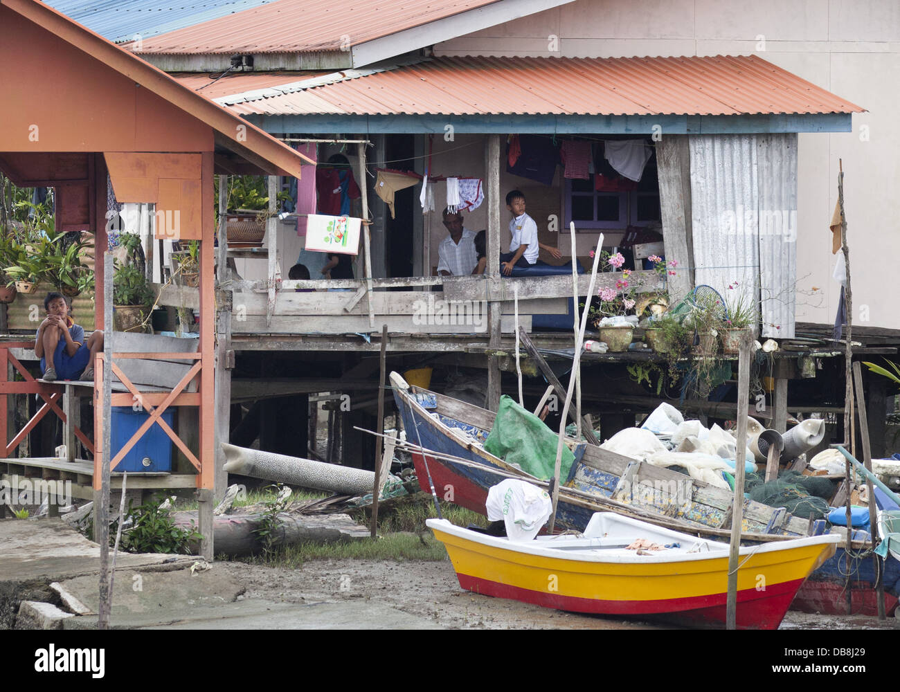 Farbenfrohe Gebäude und Boote, Bako Dorf, Sarawak, Malaysia Stockfoto