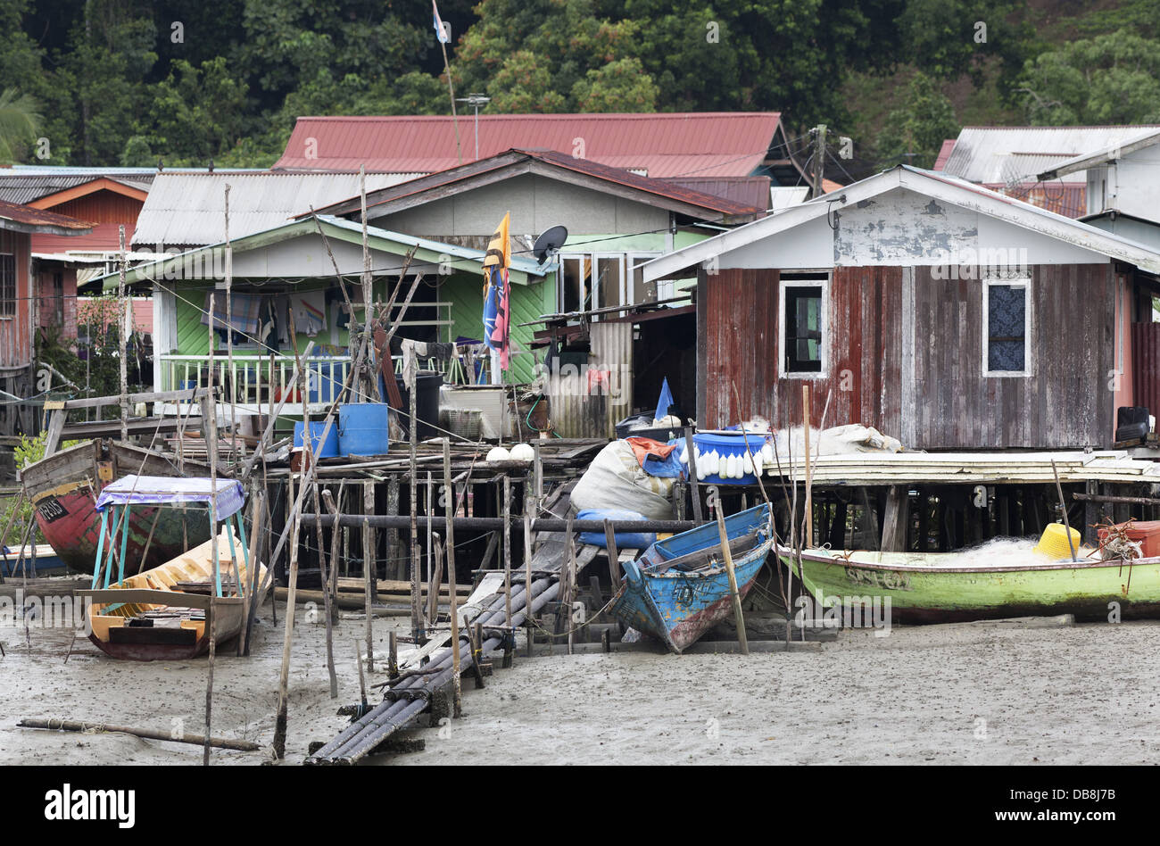 Farbenfrohe Gebäude und Boote, Bako Dorf, Sarawak, Malaysia Stockfoto