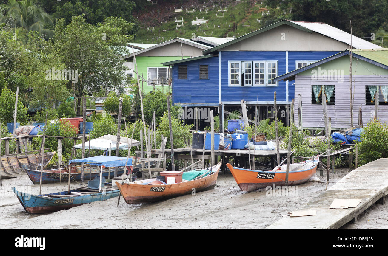 Farbenfrohe Gebäude und Boote, Bako Dorf, Sarawak, Malaysia Stockfoto