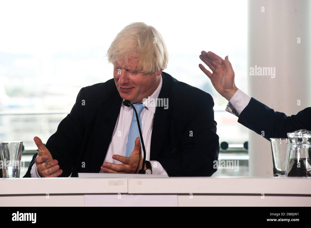 London, UK - 25. Juli 2013: Minister für Sport und Tourismus, Rt Hon Hugh Robertson (R) pats Bürgermeister von London, Boris Johnson (L) auf die Schulter während der Pressekonferenz Credit: Piero Cruciatti/Alamy Live News Stockfoto