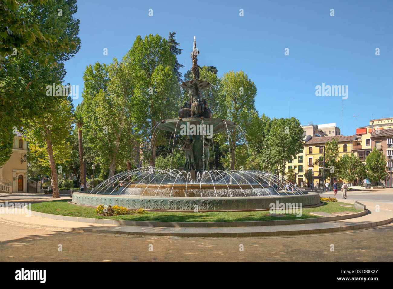 Der Granatapfelbrunnen, entworfen von Ramiro Megías, wurde im März 2007 in Granada, Spanien, eingeweiht. Es verfügt über komplizierte Skulpturen, die von Granatapfelmotiven inspiriert sind und das reiche kulturelle Erbe der Stadt symbolisieren. Stockfoto