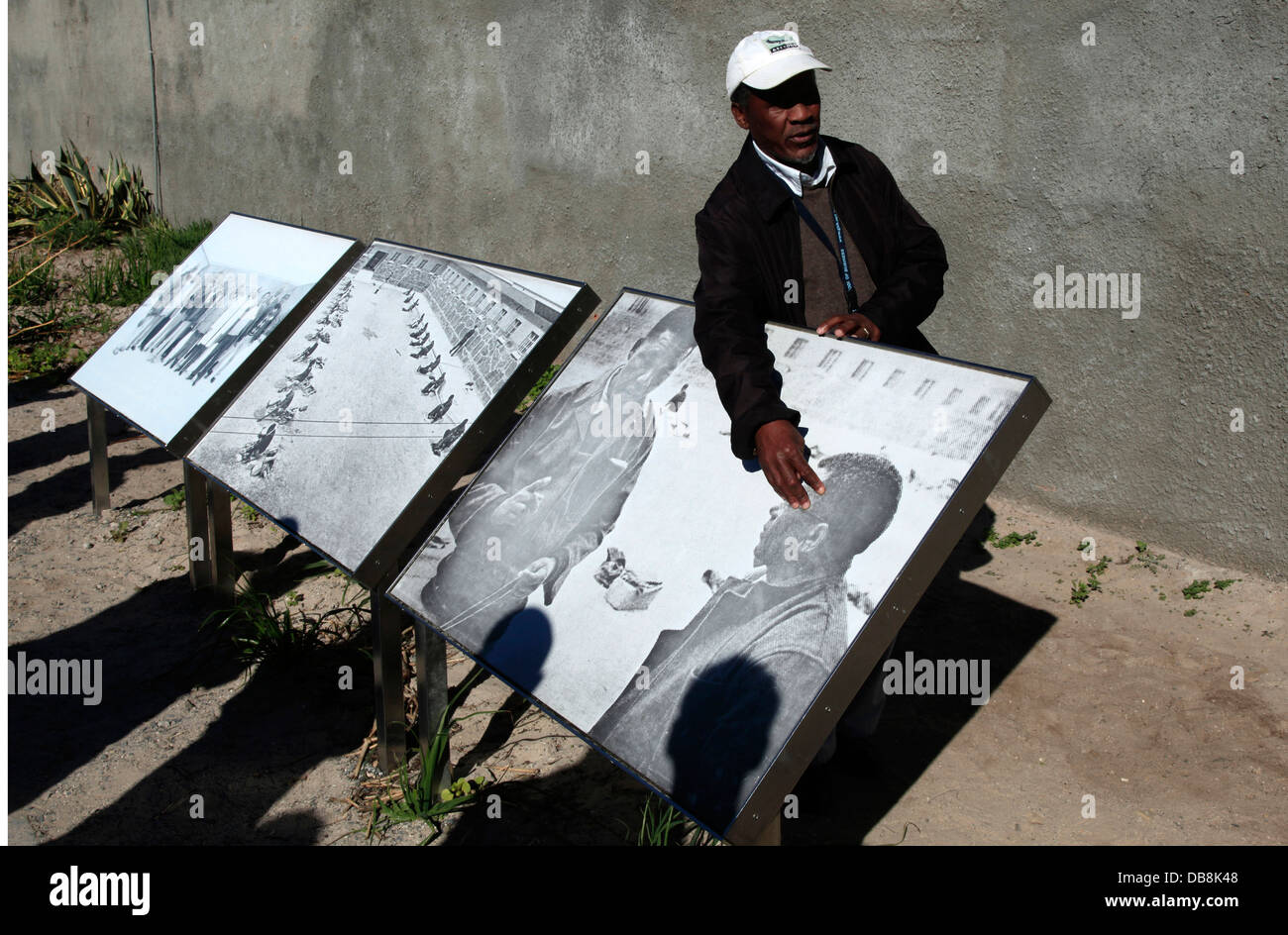Ex-politischer Gefangener erklären, Touristen, wie das Gefängnis zur Arbeit, Robben Island, Cape Town Stockfoto