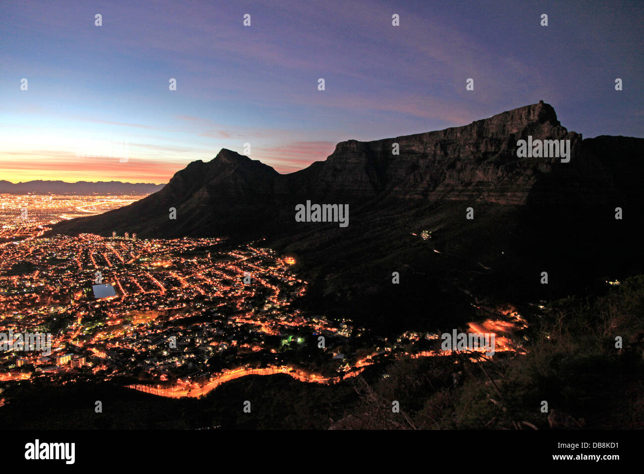 Sonnenaufgang über dem Tafelberg und die City Bowl von Kapstadt Stockfoto